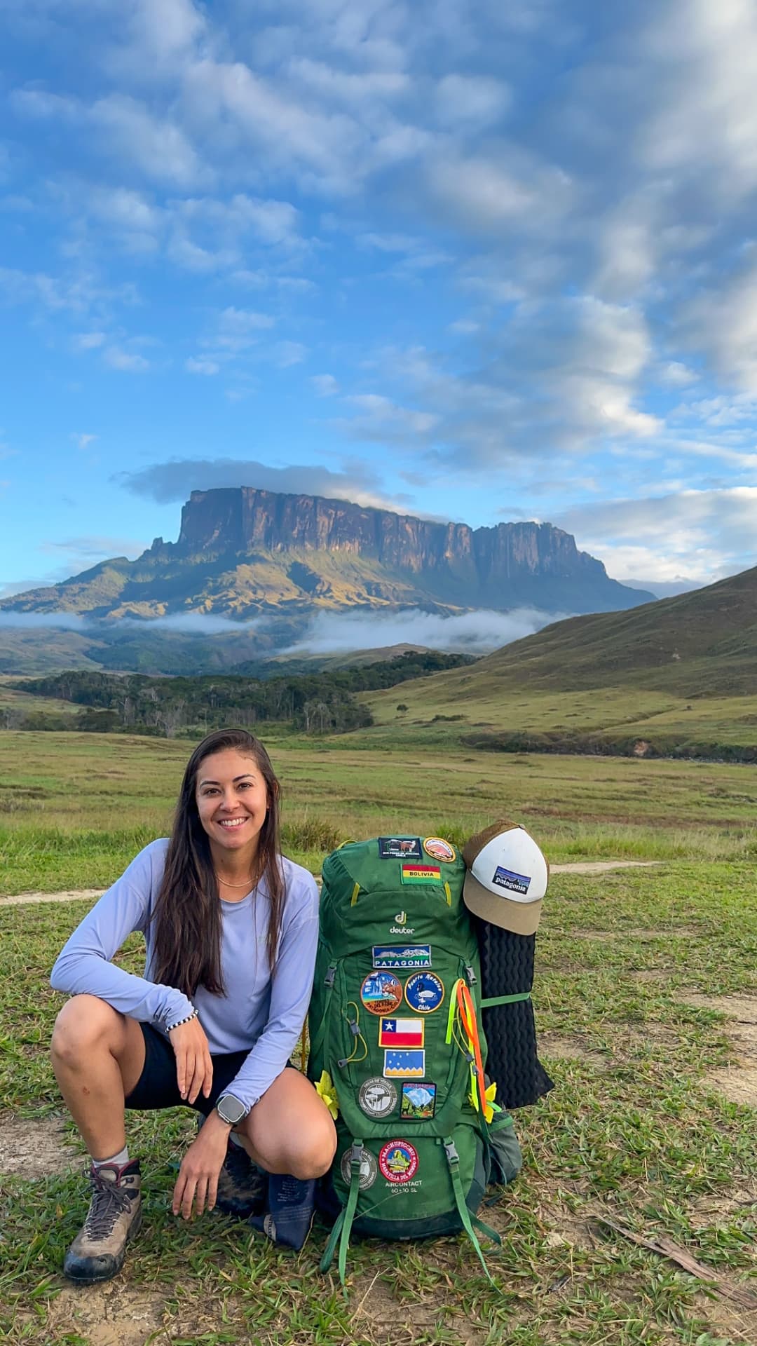 Daniele Gomes ao lado de sua mochila no Monte Roraima